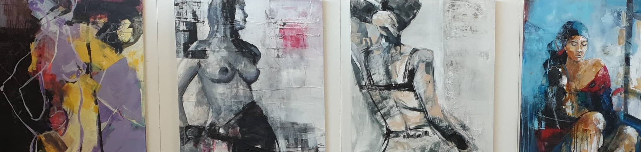 Kunstwerke von Heike Schümann an einer Wand horizontal angeordnet